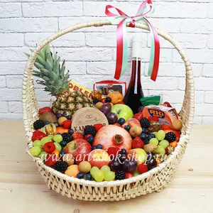 Фруктовая корзина с ягодами, гранатом, ананасом и сырами - №109
