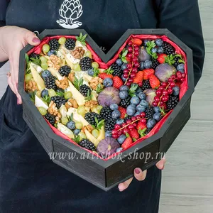Подарочный бокс Сердце с инжиром, ежевикой, клубникой, красной смородины, сыром бри, сыром гауда и грецкими орехами - №051