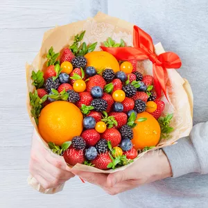 Букет из клубники для девушки, абрикосов, ежевики, черешни и физалиса - №095