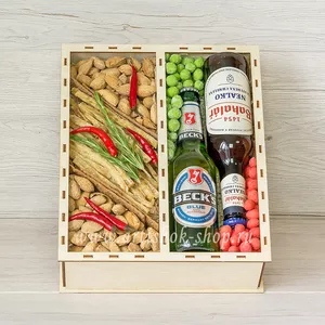 Подарочный бокс для мужчины с арахисом, пивом, миндалем и стружкой минтая - №577
