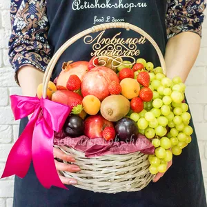 Фруктовая корзина с яблоками, грушами, сливами, абрикосами, клубникой и виноградом - №635