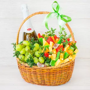 Подарочная корзина с безалкогольным вином, сырами песто, гауда, мраморным, клубникой и виноградом для женщин - №1219