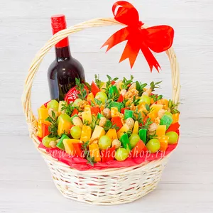 Подарочная корзина с сырами песто, мраморным, гауда, орехами, виноградом и вином в подарок для женщин - №1222