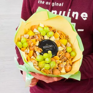 Съедобный букет из сыра гауда, Brie, Camambert, грушами, виноградом, инжиром и медом - №1223