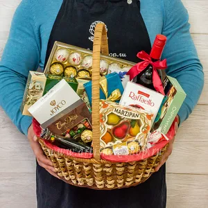 Женская подарочная корзина на день рождения с конфетами Ferrero Rocher Collection, Raffaello, Mieszko, Комильфо, The Belgian и безалкогольными напитками - №1428
