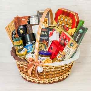 Большая подарочная корзина руководителю с конфетами Mirabell Mozart, Mon Cheri, Ameri и премиальными колбасами из мяса медведя, страуса и кабана - №1431