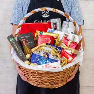 Большая корзина для женщин в подарок с конфетами GuyLian, Mon Cheri, Lindor, кофе Starbucks, Davidoff и сдобным печеньем - №1436