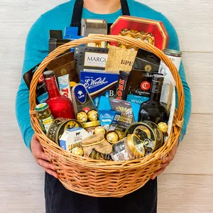 Элитная корзина с конфетами Mirabell Mozart, Happy Barrels, Ferrero Rosher, деликатесным мясом косули, медведя, лося и конины в подарок на день рождения- №1442