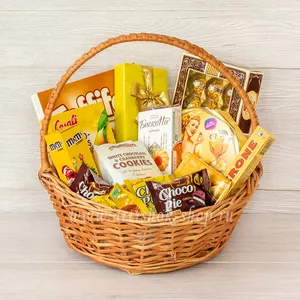 Подарочная корзина для девушки на день рождения с шоколадом Toblerone, конфетами победа вкуса, Belissimo, шоколадным драже и печеньем - №1463