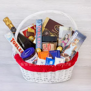 Подарочная корзина со сладостями: с джемом, конфетами beyond time, Ferrero Collection, шоколадом Ritter Sport, Merci и безалкогольным шампанским - №1475