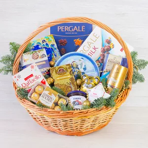 Подарок в корзине с чаем Basilur, кофе LavAzza, итальянским печеньем и сдобным Kastel, конфетами Pergale, вдохновение, Raffaello, Grondard и конфитюром Zuegg - №1493
