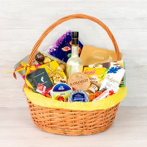 Подарочная корзина с кофе Julius Meinl, красной икрой, конфетами Ferrero Rocher Collection, Вдохновение, Lindor, Комильфо, шоколадом и сыром Камамбер и Бри - №1506