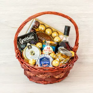 Корзина подарочная на день рождения с конфетами Ferrero, сыром Grassan, мидиями, тунцом, и красной икрой - №1514