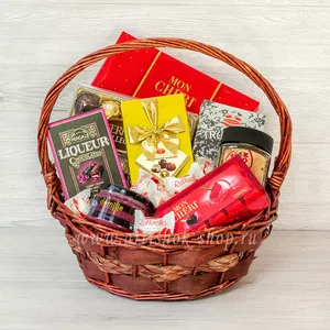 Корзина в подарок для женщин с конфетами Mon Cheri, DelaFaille, Ferrero Rocher Collection, Pergale, шоколадом Трюфельный Элит, медом Medolubov и кофе 