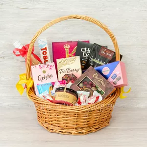 Корзина девушке ко дню рождения с конфетами А. Коркунов, Choco dans caramel, Liqueur Fills от Fazer, Raffaello, Geisha, медом, чаем Tea Berry, шоколадом Tobleron и шоколадным драже - №1532