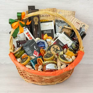 Большая корзина с мясными деликатесами, колбасами, паштетами, кофе, шоколадом и красной икрой - №1539