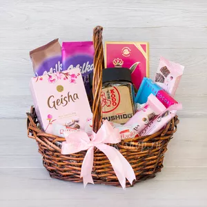 Корзина в подарок для женщин на 8 марта с кофе Bushido, конфетами Geisha, злаковыми батончиками и шоколадом Milka - №1559