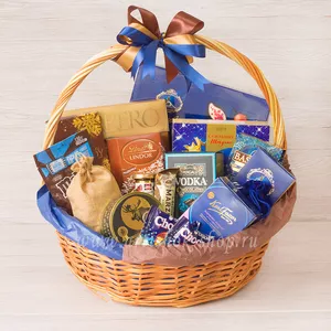 Корзина подарочная для мужчин и женщин с конфетами Fazer, Pergale, Ferrero Roshe, Lindor, Mieszko, чаем Basilur и марципановым батончиком - №1588