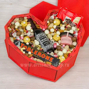 Бокс сердце в подарок на 8 марта с шоколадом Toblerone, медом, конфетами Ferrero Rosher, марсианка и орехами макадамия и пекан - №1610