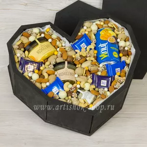 Подарочный бокс с медом Medolubov, сокосодержащим напитком Vinut, шоколадом Ritter Sport mini, орехами пекан, макадамия, миндаль, кешью, фундуком, арахисом в кунжуте и кондитерским декором - №1613