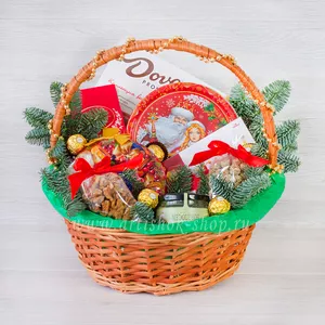 Яркая подарочная корзина с печеньем, шоколадом Merci, чаем Richard, конфетами Dove, Lindor, Ferrero Rocher и орехами на новый год - №1636