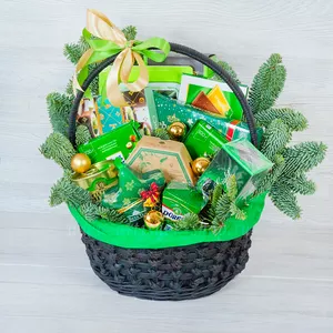 Подарок на новый год в корзине с чаем Sebastea, Beta Tea, шоколадом Ritter Sport , конфетами комильфо, сырами Камамбер, DorBlu, песто и оливками - №1639