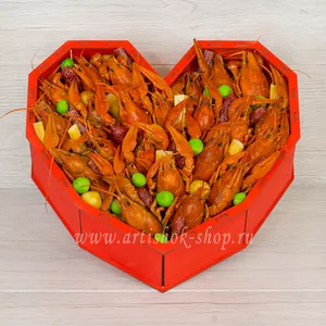 Бокс подарочный с вареными раками, копченым сыром, колбасками пивчиками, пиколини и арахисом - №1653