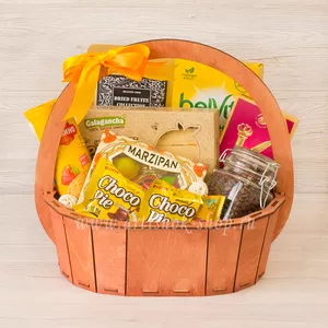 Подарочное кашпо на день рождения для женщин с печеньем BelVita, Яшкино, шоколадом А. Коркунов, пастилой, фруктами из марципана Grondard, зерновым кофе и пирожным Choco-Pie - №1704