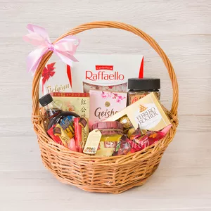 Подарочная корзина с кленовым сиропом, кофе Bushido, конфетами Raffaello, Geisha, Ferrero Rocher, шоколадом Бабаевский и медом для женщин - №1707