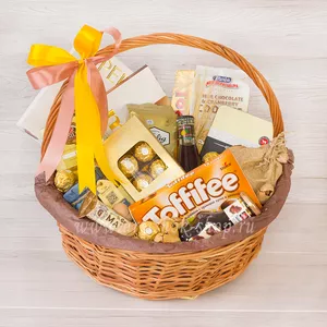 Большая подарочная корзина с печеньем Cookies, медом, конфетами Pergale, Merci, Ferrero Roshe, кофе Paulig, чаем Basilur и шоколадом - №1711
