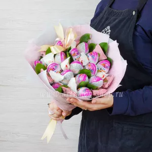 Сладкий подарочный букет для детей из конфет Raffaello, пирожных Macarons и шоколадных яиц Kinder сюрприз - №1860