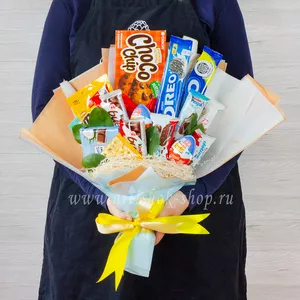 Сладкий букет с печеньем Oreo, Choco Chip, конфетами Raffaello, шоколадом Kinder Joy, Ritter Sport, молочными ломтиками и драже M&M'S в подарок ребенку на день рождения - №1861
