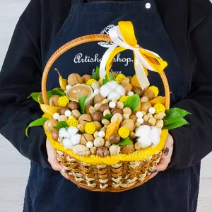 Подарочная композиция с орехами пекан, макадамия, арахисом, грецкими орехами, медом и кондитерским жемчугом в корзине - №1881