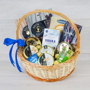 Мужская подарочная корзина с сырами Schonfeld, CrandBlu, Schonfeld, паштетом из мяса кабана и утки, томленым мясом косули и тушеным мясом бобра и  вяленым мясом - №1971
