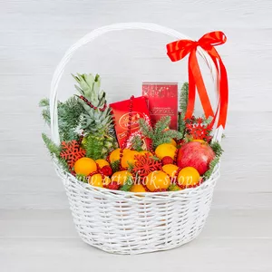 Фруктовая подарочная корзина на новый год с мандаринами, апельсинами, ананасом, гранатом и конфетами - №1976