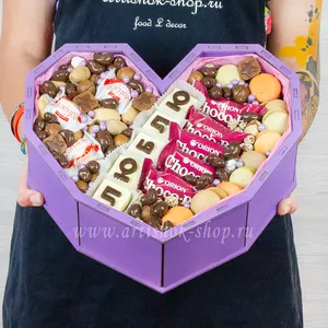 Подарочная коробка сердце с конфетами ручной работы, пирожными Macarons, конфетами Raffaello, пирожными Choco Pie, орехами макадамия, пекан, арахисом в кунжуте и в сахаре - №1985