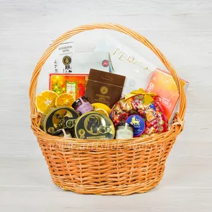 Подарочная корзина для мужчин и женщин с деликатесами из мяса страуса, медведя, лося, баранины, шоколада Bucheron, конфет Mieszko и чая - №1989 