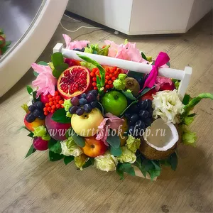 Фруктовый подарочный ящик с цветами, кокосом, гранатом, яблоками и киви - №425