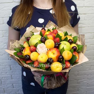 Фруктовый букет из персиков, яблок, клубники, нектаринов, черешни и белымх роз - №537