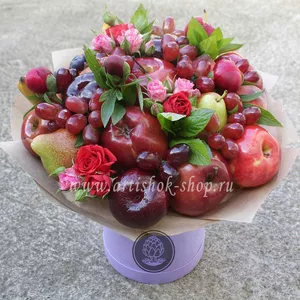 Букет из фруктов с яблоками, грушами, виноградом и цветами - №560