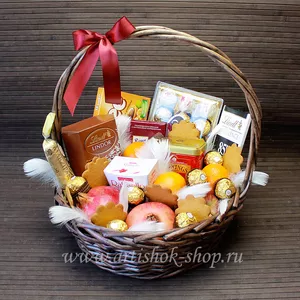 Подарочная корзина с конфеты Lindor, Toffifee и Ferrero Rocher, чаем Twinings и шоколадом Lindt - №873