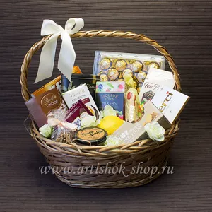 Подарочная корзина с цветами, конфетами Ferrero Rocher, чаем Tea Berry и медом-суфле Honey Souffle - №876