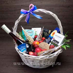 Корзина подарочная с орехами, чаем, конфетами Lindor, шоколадом Bucheron, нектаринами, клубникой и сыром бри - №883