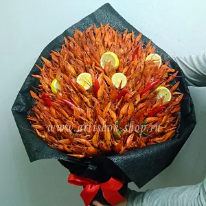 Огромный букет из раков на день рождения с дольками лимона, перцами и зелени - №169