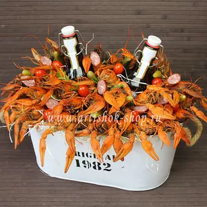 Необычный подарок для мужчины с раками, колбасами и маринованными огурцами с зеленью - №177