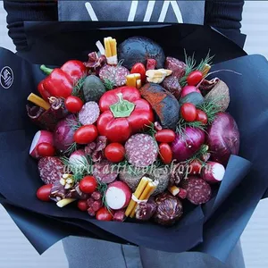 Мужской букет из колбас, багетов, перца, редиски и красного лука с зеленью - №333