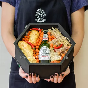 Подарочный бокс с пивом, рыбой, копченым сыром и арахисом - №502
