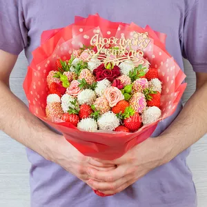 Яркий подарочный букет для УЧИТЕЛЯ из клубники в шоколаде и кустовых роз - №1497