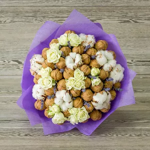 Подарочный букет для женщин из грецких орехов и кустовых роз - №458