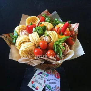 Овощной букет из пасты, томатов, чеснока и перца 